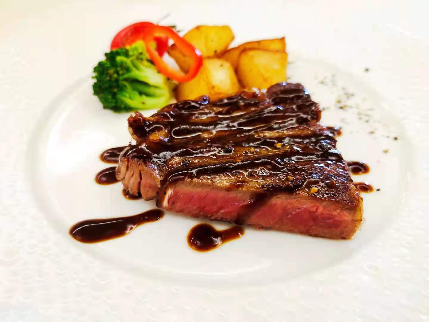 原價(jià)78元的牛排套餐只賣8.88元，吃起來(lái)就是個(gè)這？！